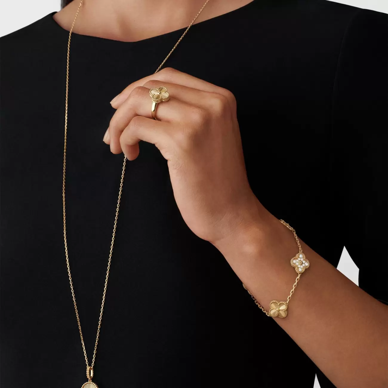 Vintage Alhambra ring in guilloché