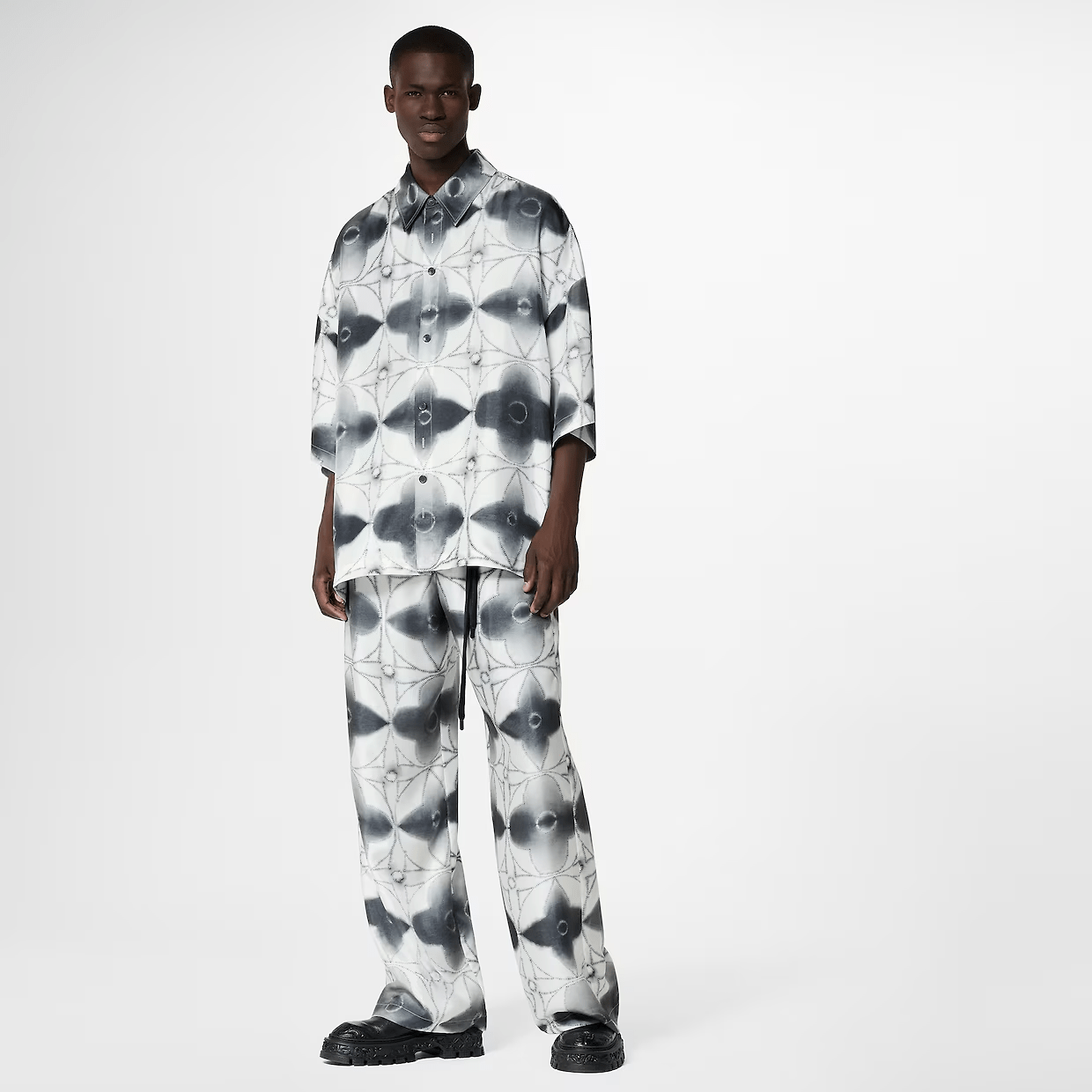 Multi buttonhole short sleeved pajama shirt