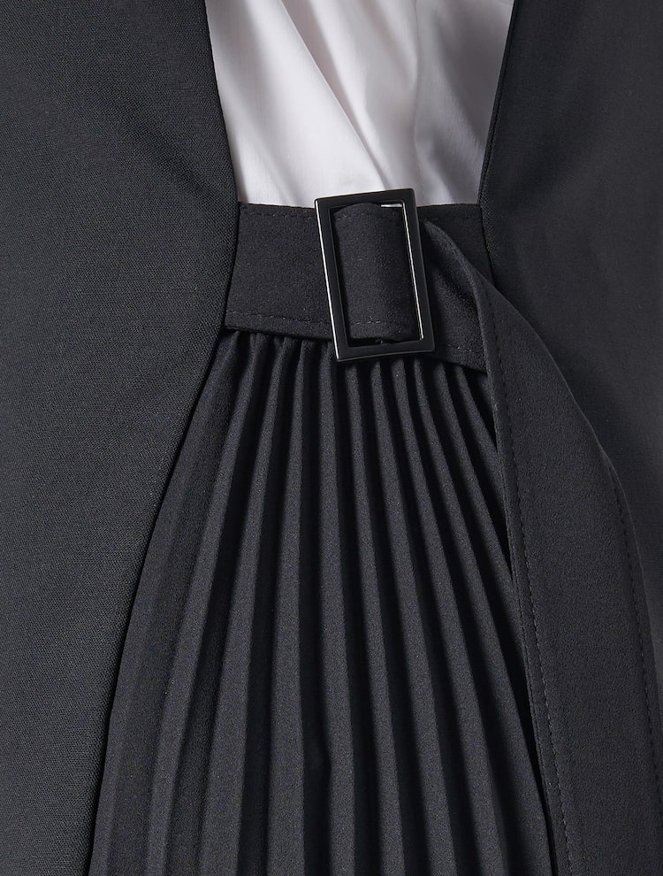 Deep V-neck Pleated Detail Dress - Black