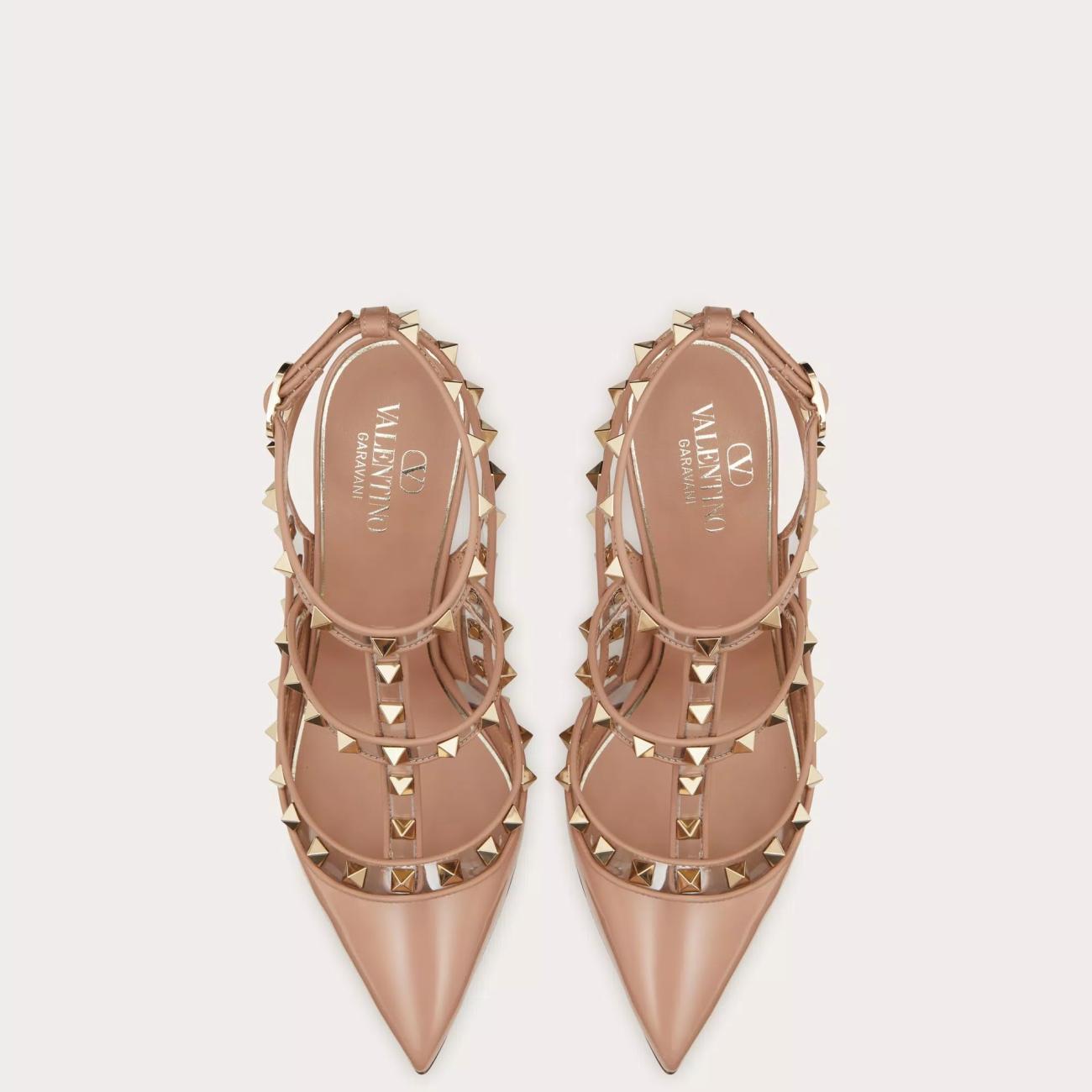 ROCKSTUD STRAP PUMPS IN PATENT LEATHER AND POLYMER MATERIALS 100MM BROWN