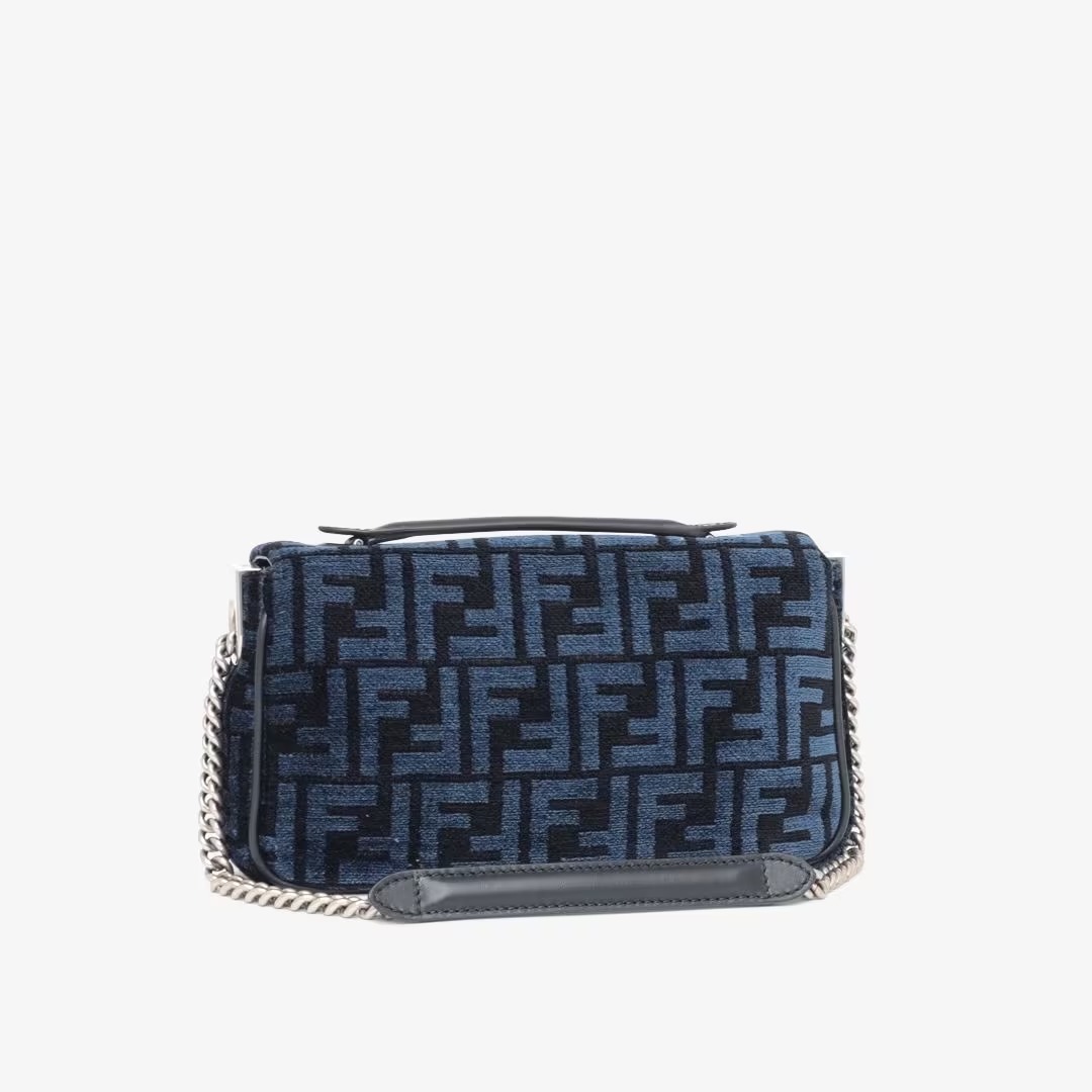 Baguette chain midi bag